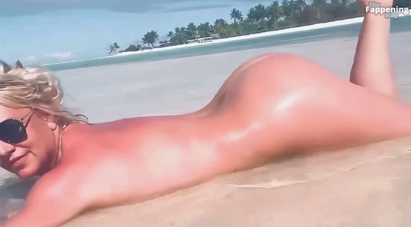 Britney Spears on the beach naked, Naked Britney Spears, Britney Spears