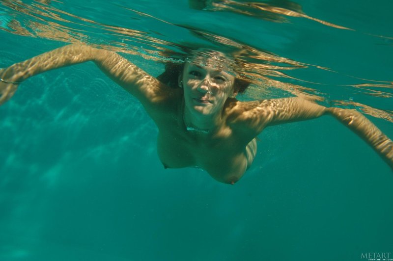 Girls Tops underwater, Girl swims under water, Naked girl under water