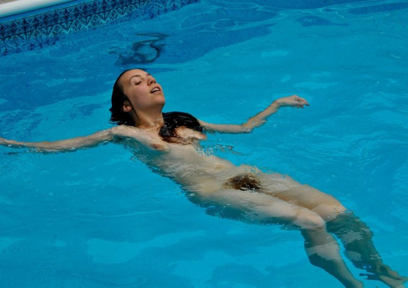 Swimming naked in the pool, Girls swim naked, In the pool naked