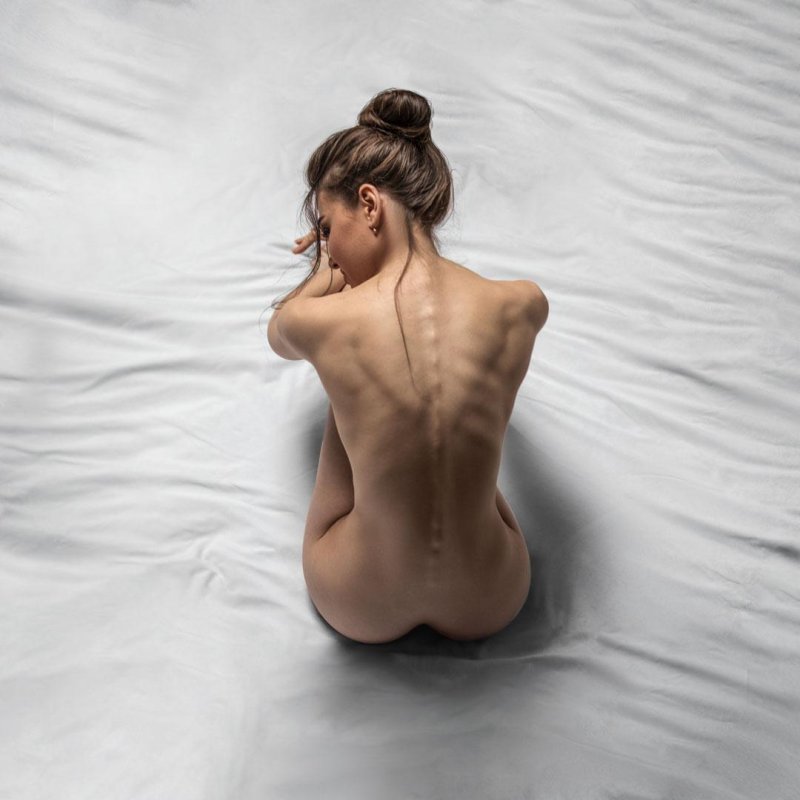 Erotica nude, Erotic, The back of girl is bare