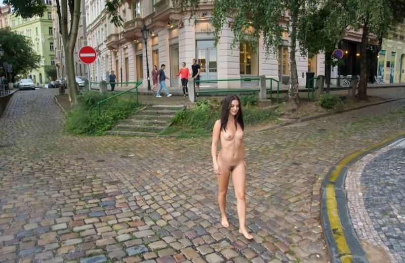 Walking naked along the street, Naked on the street, Naked girls on the street