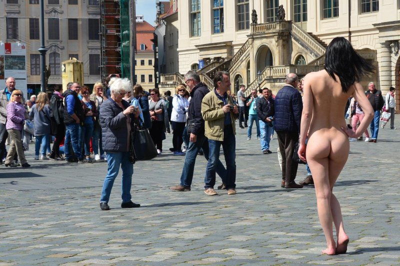 Public expression, Exposure in public places, Walking naked along the street
