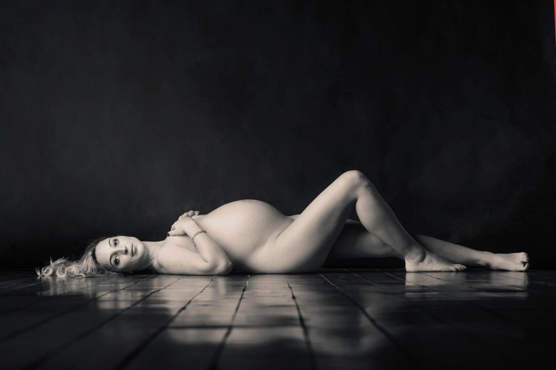 Photo shoot of pregnant women nude, Photo session of a naked pregnant woman, Studio photo shoot for pregnant women